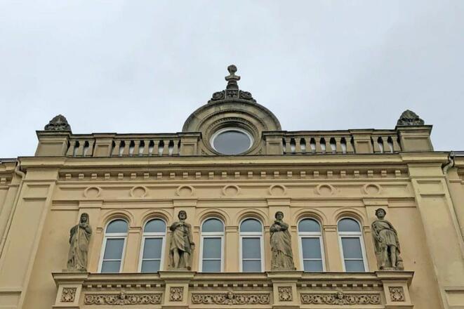 König Ludwig II. Büste in Rosenheim auf Ziergiebel der Königsschule (heute private Wirtschaftsschule Dr. Kalscheuer)