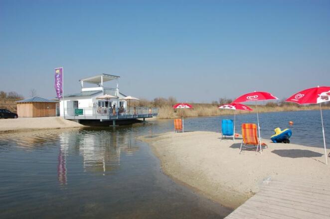 Mauerner Badesee mit Kiosk und Strand in Neustadt an der Donau im Hopfenland Hallertau