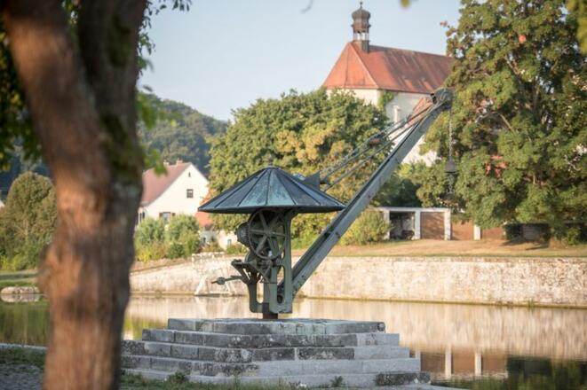 Alter Hafen mit Kran in Kelheim