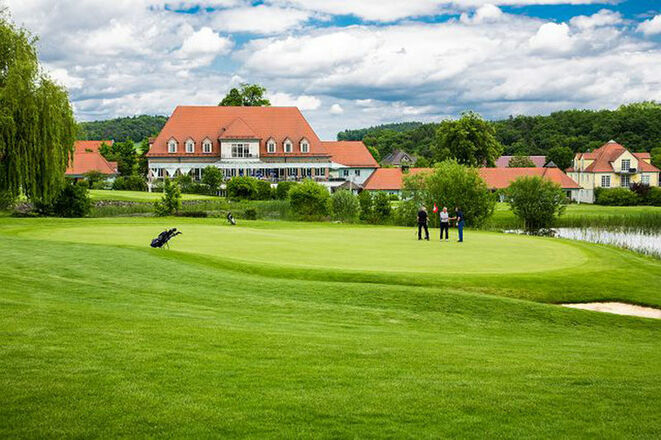 Saftiges Grün erwartet Sportbegeisterte auf dem Golfplatz Bad Abbach Deutenhof.