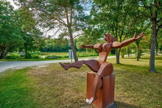 Immer wieder finden sich entlang der Wege interessante Kunstobjekte.