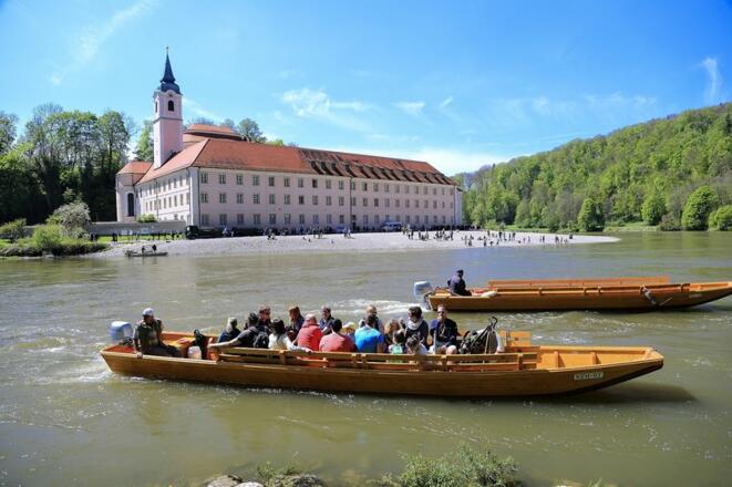 Zillen am Kloster Weltenburg setzen Wanderer über die Donau.