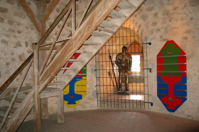 Innenraum des Bergfrieds der Burgruine Randeck in Essing