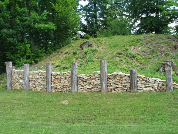 frühkeltische Mauerrekonstruktion auf dem Michelsberg in Kelheim