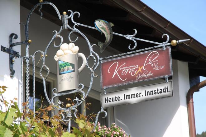 originelles-wirtshausschild-des-gasthauses-kornexl