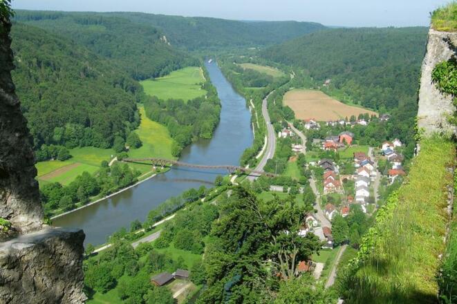Blick von der Burgruine Randeck in Essing ins Altmühltal