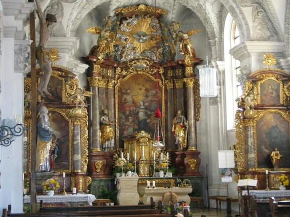 Innenansicht der barocken Pfarrkirche Heilig Geist in Essing im Altmühltl