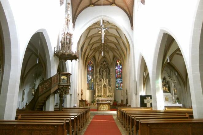 Innenansicht mit Altar der Stadtpfarrkirche Mariä Himmelfahrt in Kelheim
