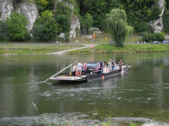 Bequemes Übersetzen über die Donau bei Weltenburg mit der Seilfähre.