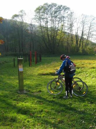 Radfahrer beim frühkeltischen Webhaus in Riedenburg-Prunn