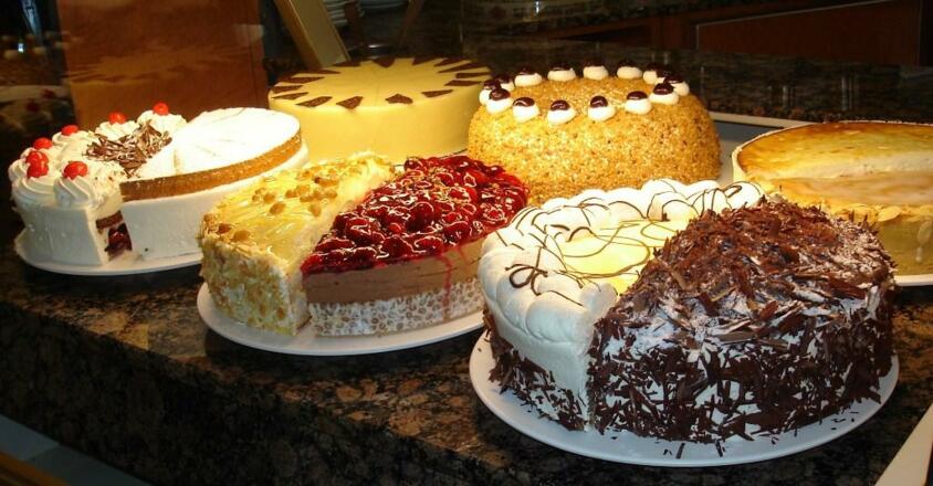 Cafè am Donautor - Kuchen und Torten aus der eigenen Konditorei