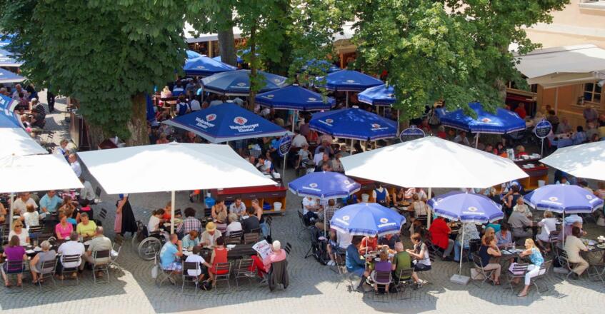 Biergarten der Klosterschenke Weltenburg am Donaudurchbruch im Altmühltal