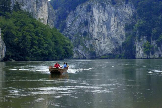 Fahrt mit der Zille in der Weltenburger Enge mit dem Donaudurchbruch bei Kelheim