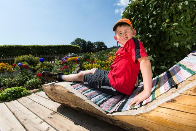 Relexen auf der Baumliege im Bauerngarten