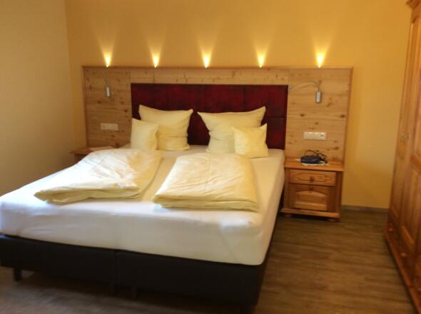 Schlafz. mit Boxspringbett Tulpe