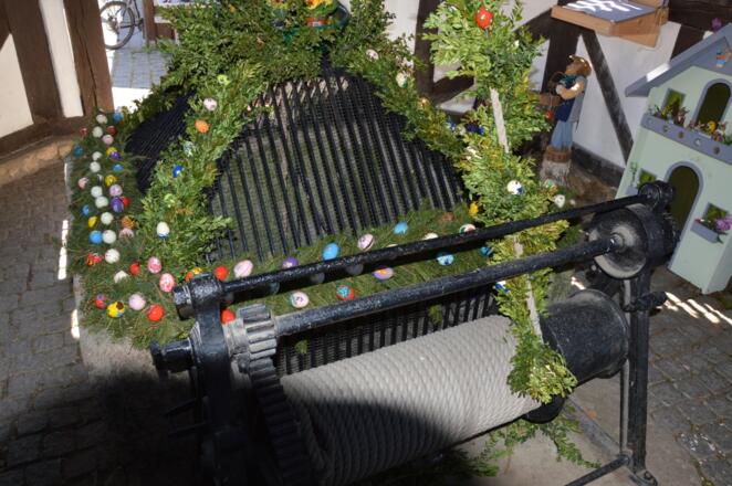Birkenreuther Brunnen mit Osterschmuck