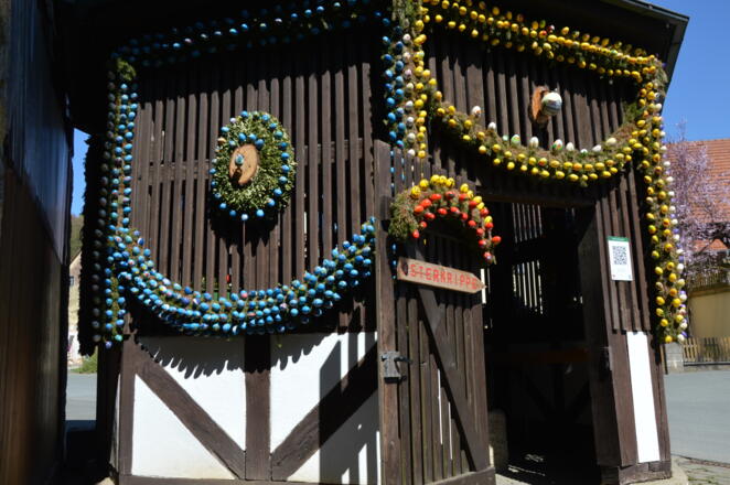 Birkenreuther Brunnen mit Osterschmuck