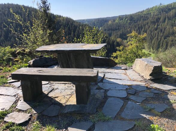 Der Schiefertisch an den Schieferhalden bei Dürrenwaiderhammer