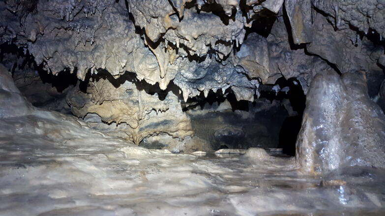 Viele Versinterungen in der Doktorshöhle