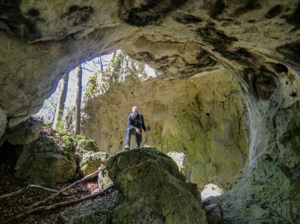 Die Durchgangshöhle &quot;Schwingbogen&quot;