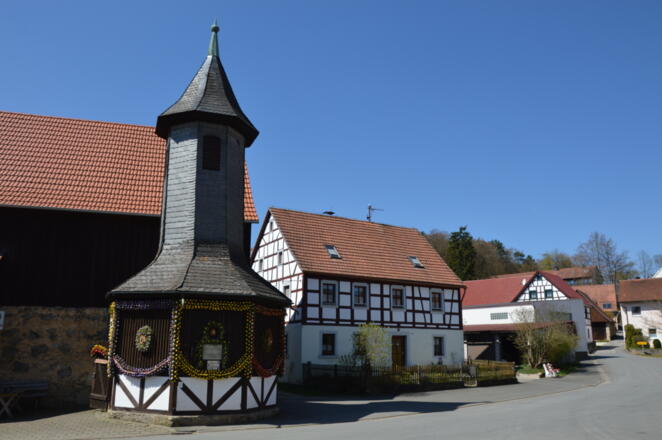 Birkenreuther Brunnen mit Osterschmuck