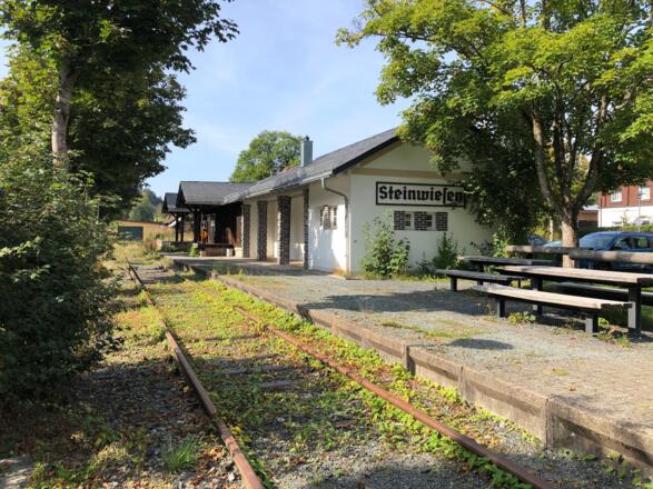Rückansicht ehemaliger Bahnhof Steinwiesen