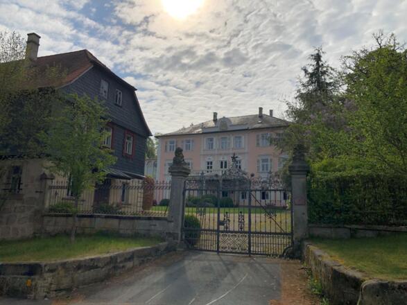 Vor dem Oberen Schloss in Mitwitz