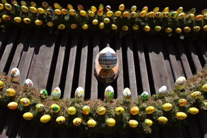 Birkenreuther Brunnen mit Osterschmuck