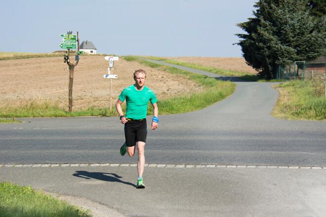 Abzweig zum Parkplatz Windrad Lauenhain