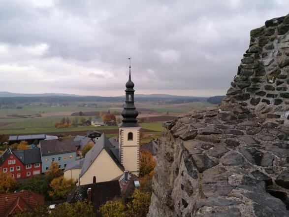 Blick von der Burgruine in Thierstein auf die Kirche
