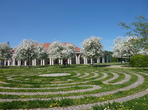 Jean-Paul-Leseweg mit Rasenlabyrinth