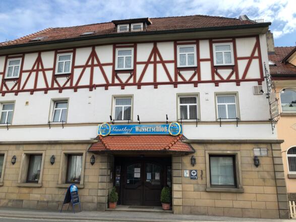 Eingang Hotel-Gasthof Wasserschloss