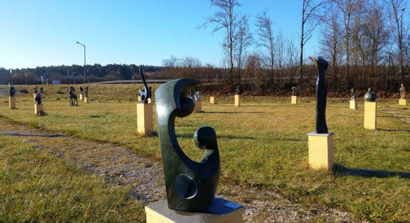 Skulpturen bei Into Africa