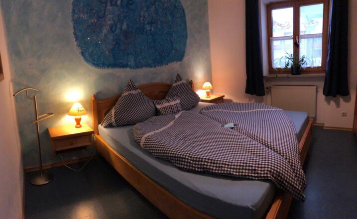 Doppelbett mit offenen Bettende