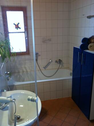 Bad mit Dusche + Badewanne