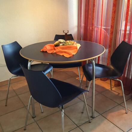 gemütlicher Essplatz an der großen Fensterfront