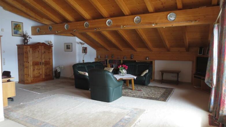 großzügiges Wohnzimmer