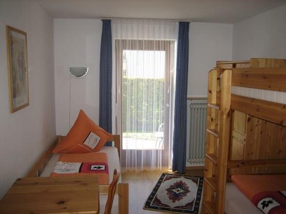 Schlafzimmer mit Etagenbetten und Einzelbett