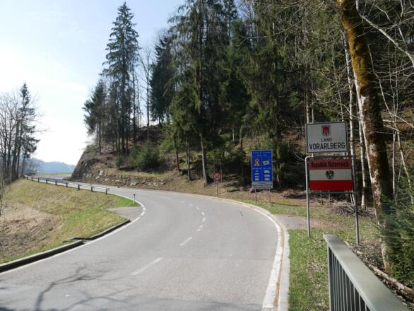 Über den Kesselbach von Deutschland nach Österreich