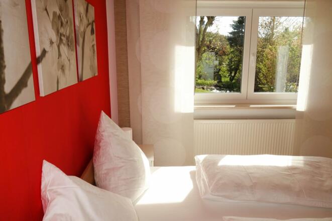 Schlafzimmer mit Gartenblick