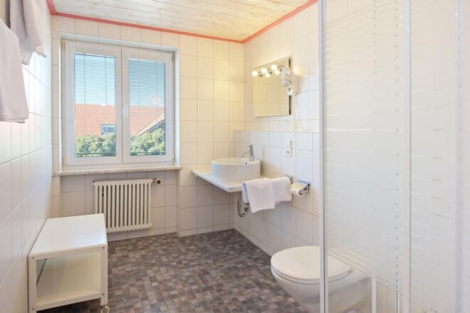 bad-doppelzimmer-balkon-hotel-herzberger-scheidegg-allgaeu