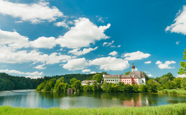 Einmaliges Ensemble aus Kloster und See