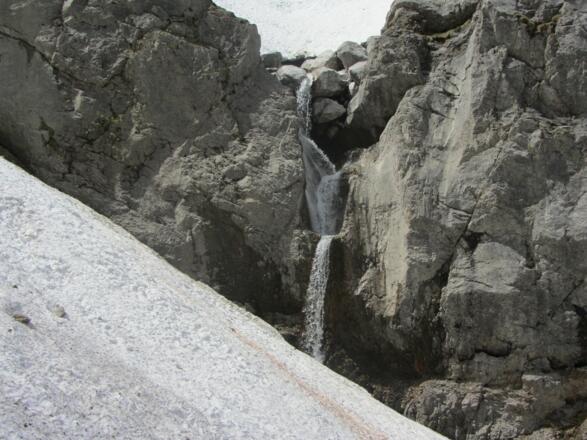Ein Wasserfall, der in den Schnee fällt
