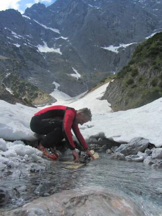 Eine Zeremonie: Ski waschen zum Abschluß der Saison
