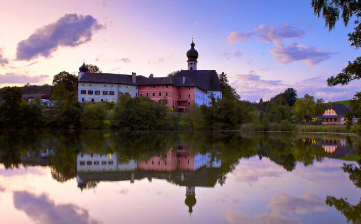 Das Kloster Höglwörth spiegelt sich im Höglwörther See