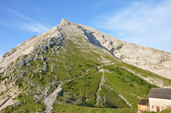Aufi muss i - Über den serpentienenartigen Steig geht es hinauf auf das Hocheck - einer von drei Watzmanngipfeln