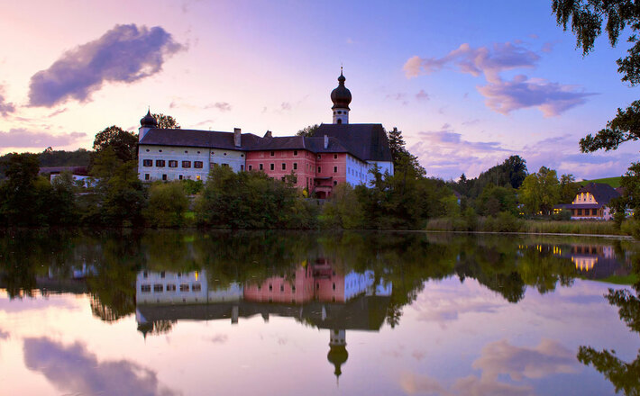 Der Höglwörther See mit dem Kloster Höglwörth