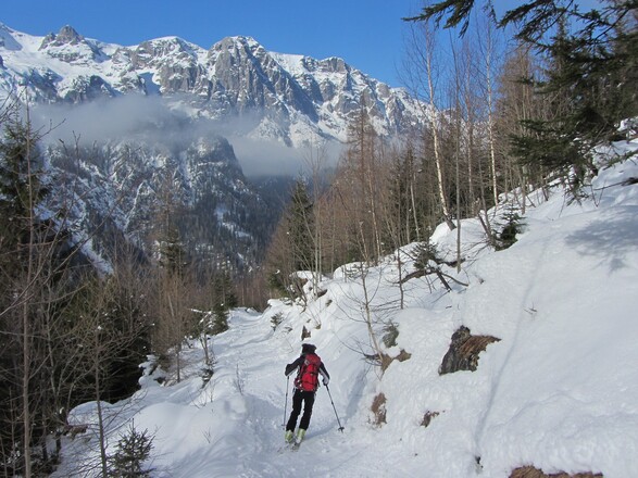 Enger Wanderweg für die unterste Abfahrt, in der Regel ausgeapert