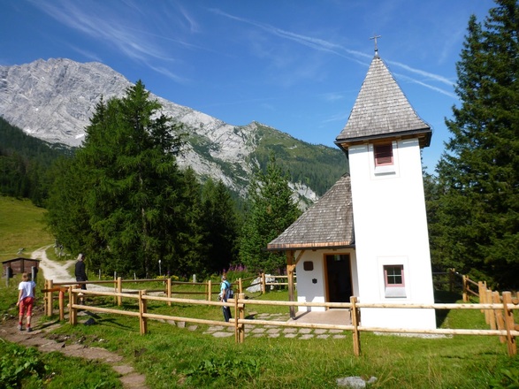 Blick von Kühroint hinüber zum Watzmannhaus auf dem Falzkopf