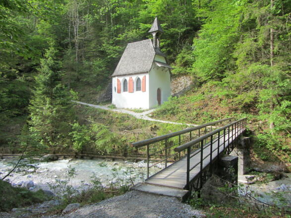 vorbei an der Kapelle St. Johann und Paul